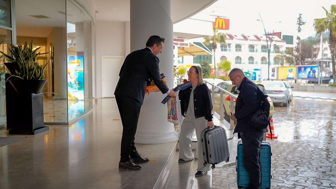 Marmaris’te Turizm Sezonu Çiçeklerle Açıldı, İlk Turistler Galatasaray'ı Yenen Liverpool'dan Geldi 5